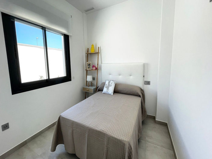 Image No.25-3 Bed House for sale