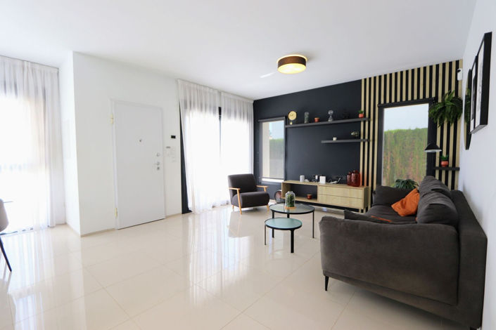 Image No.11-3 Bed House for sale