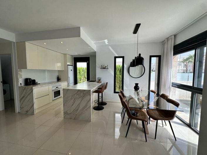 Image No.15-3 Bed House for sale