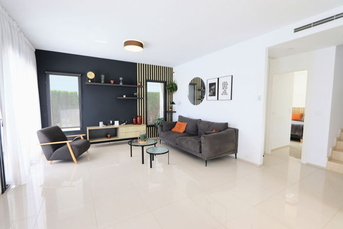 Image No.8-3 Bed House for sale