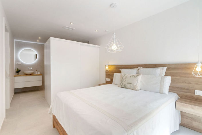 Image No.16-4 Bed House for sale