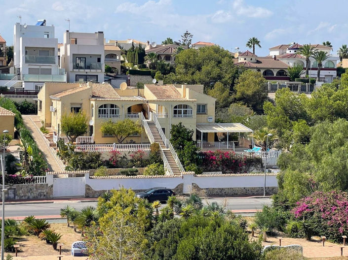 Image No.3-8 Bed House for sale