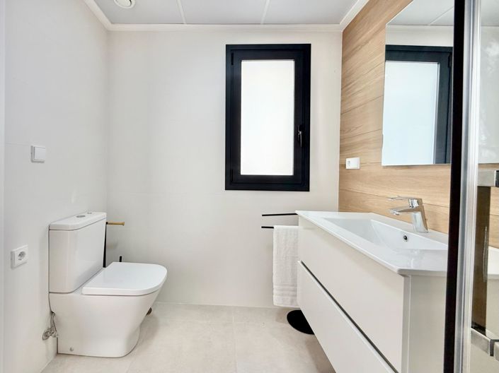 Image No.18-2 Bed Townhouse for sale