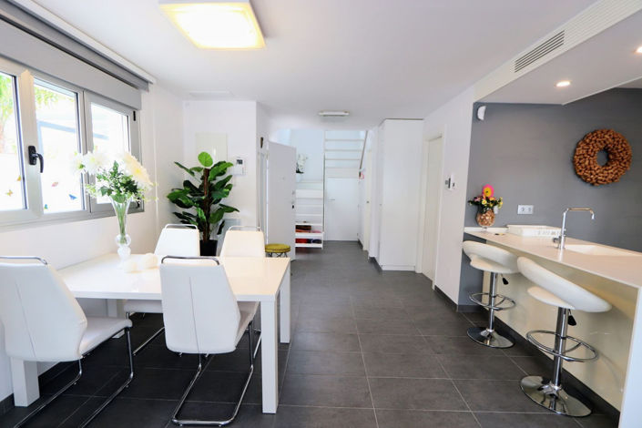 Image No.10-3 Bed House for sale