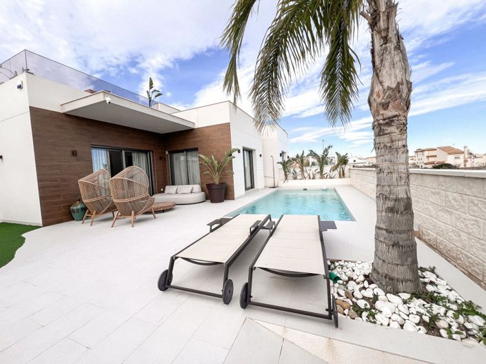 Image No.2-4 Bed Villa for sale