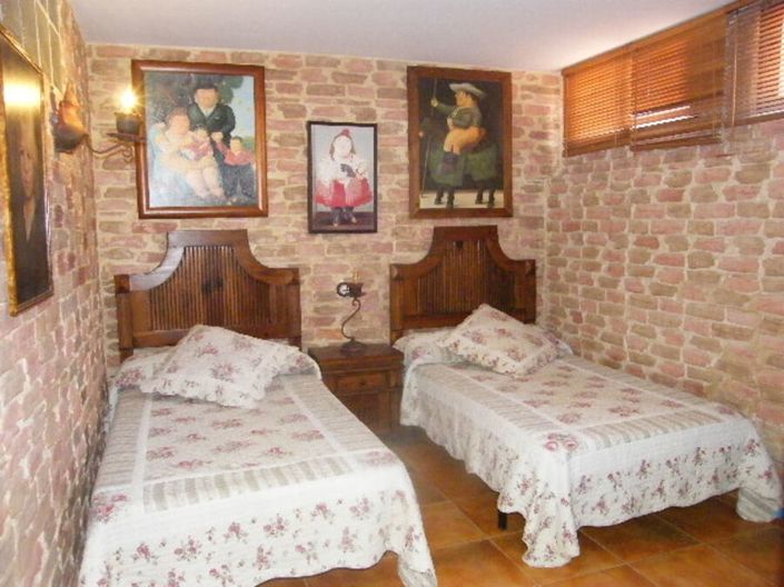 Image No.22-6 Bed Townhouse for sale