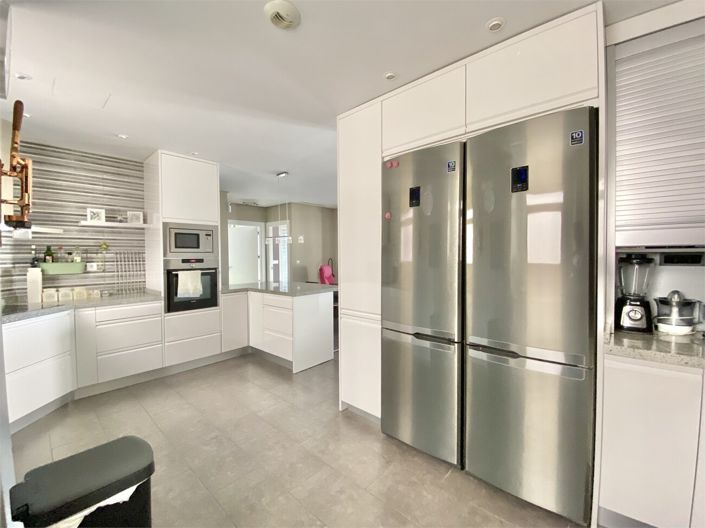 Image No.2-4 Bed Property for sale