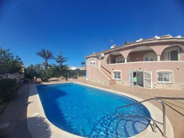 5 Bed Villa for sale