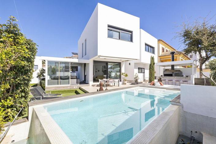 Image No.1-4 Bed Villa for sale