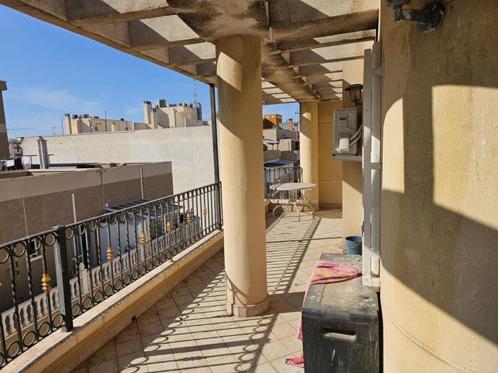 Image No.1-4 Bed Property for sale