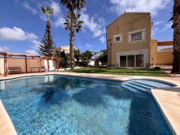 5 Bed Villa for sale