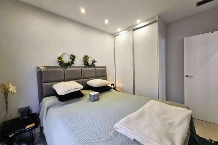 Image No.17-3 Bed House for sale