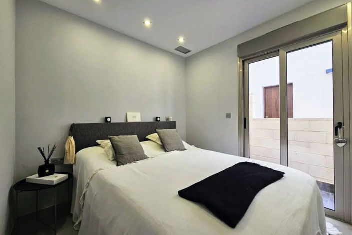 Image No.19-3 Bed House for sale