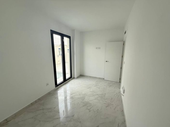 Image No.19-3 Bed Townhouse for sale