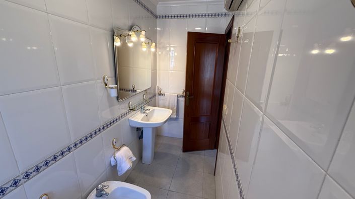 Image No.10-4 Bed Villa for sale