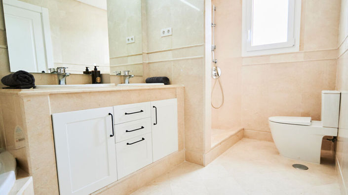 Image No.11-2 Bed Property for sale