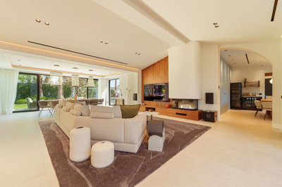 10-bb915d1cb19341576dcdc994b81ab9c5