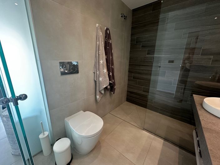 Image No.11-3 Bed Property for sale