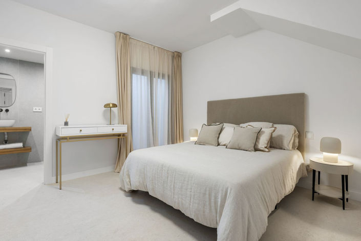 Image No.20-4 Bed Townhouse for sale