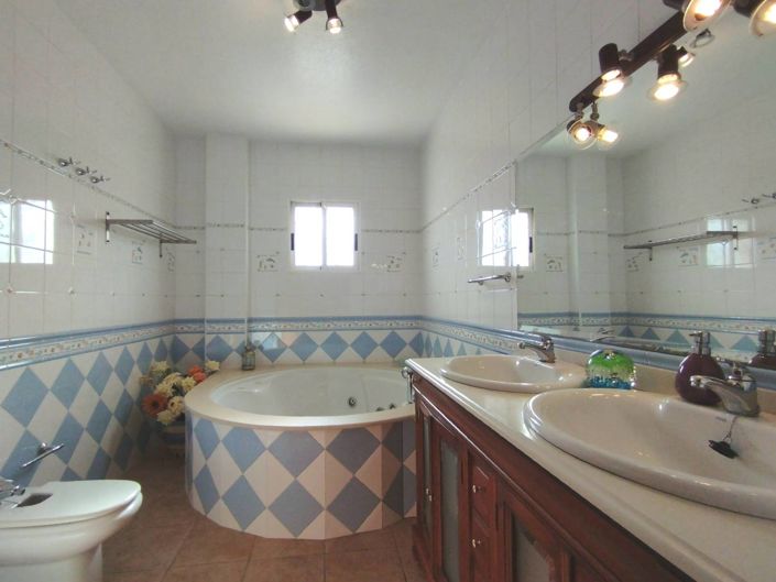 Image No.20-6 Bed Villa for sale