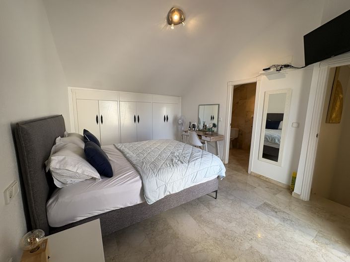 Image No.15-3 Bed Property for sale