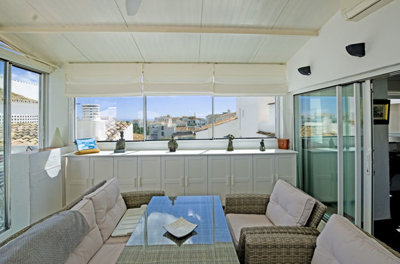 10-bb915d1cb19341576dcdc994b81ab9c5