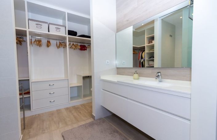 Image No.12-3 Bed Townhouse for sale