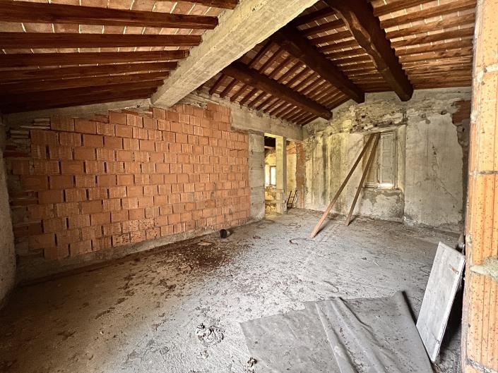 Image No.17-4 Bed Farmhouse for sale