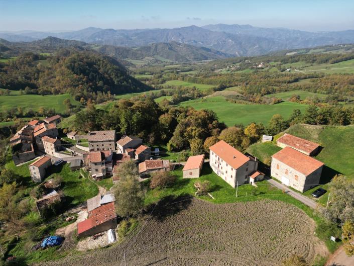 Image No.3-5 Bed Farmhouse for sale