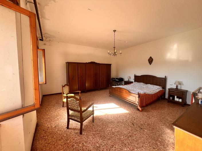 Image No.16-5 Bed Farmhouse for sale