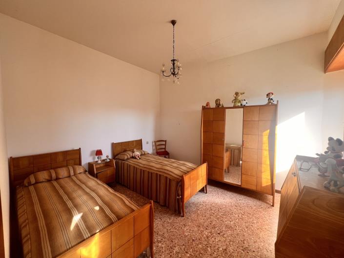 Image No.17-5 Bed Farmhouse for sale