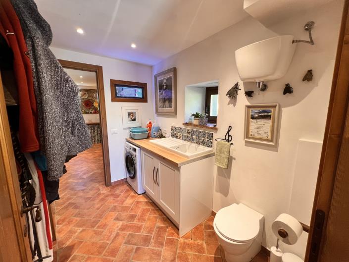 Image No.11-3 Bed Country House for sale