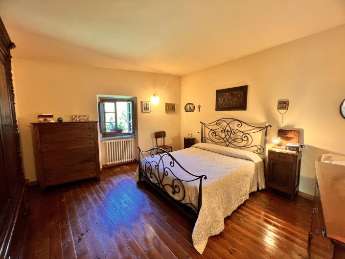 Image No.23-3 Bed Farmhouse for sale