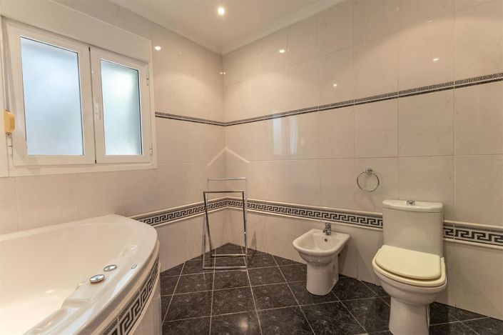 Image No.10-5 Bed Villa for sale