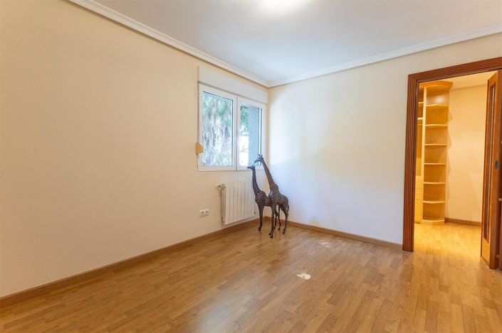 Image No.17-5 Bed Villa for sale