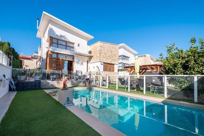 Image No.1-3 Bed Villa for sale