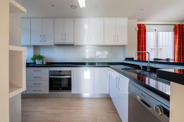 Image No.5-2 Bed House for sale