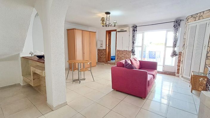 Image No.8-5 Bed House for sale