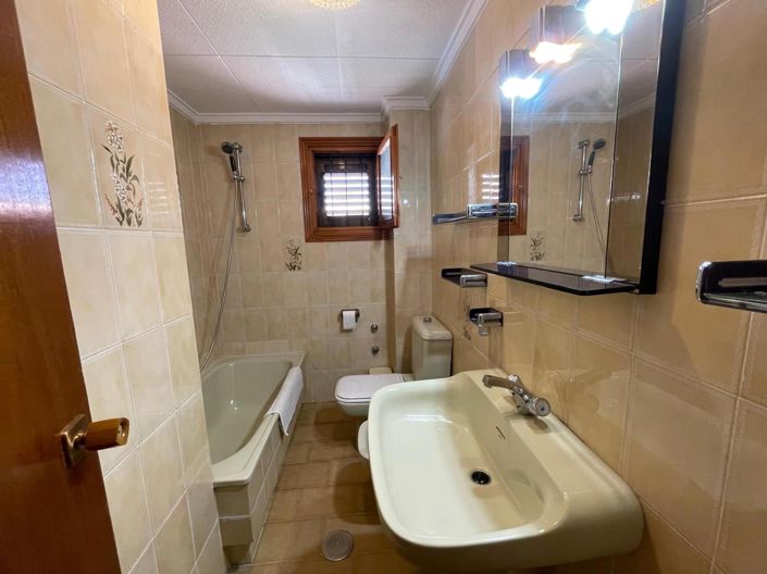 Image No.7-6 Bed House for sale