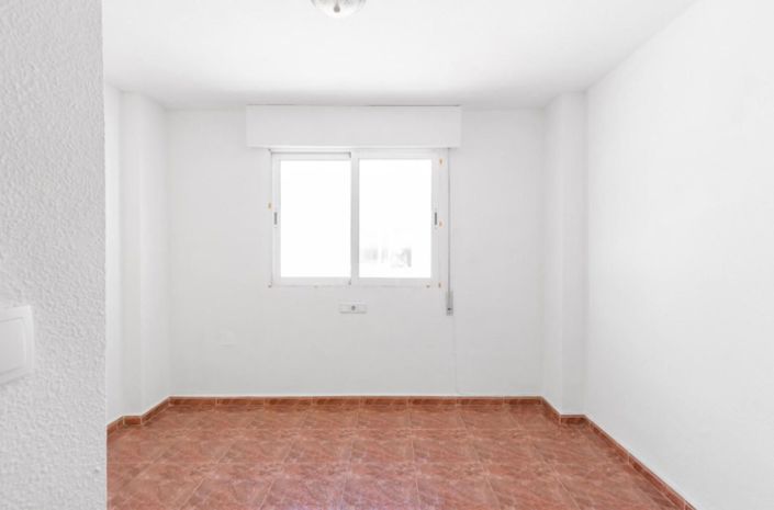 Image No.17-3 Bed House for sale