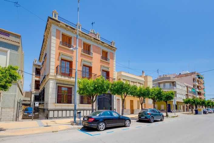 Image No.1-12 Bed Villa for sale