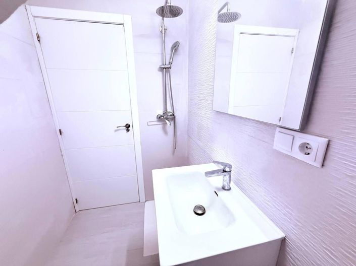 Image No.8-3 Bed House for sale