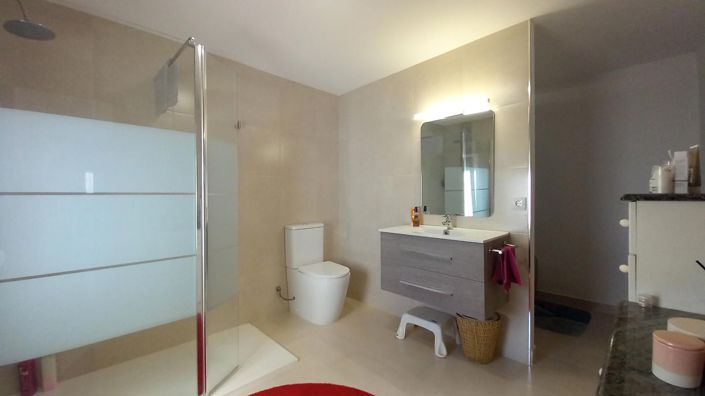 Image No.18-3 Bed House for sale