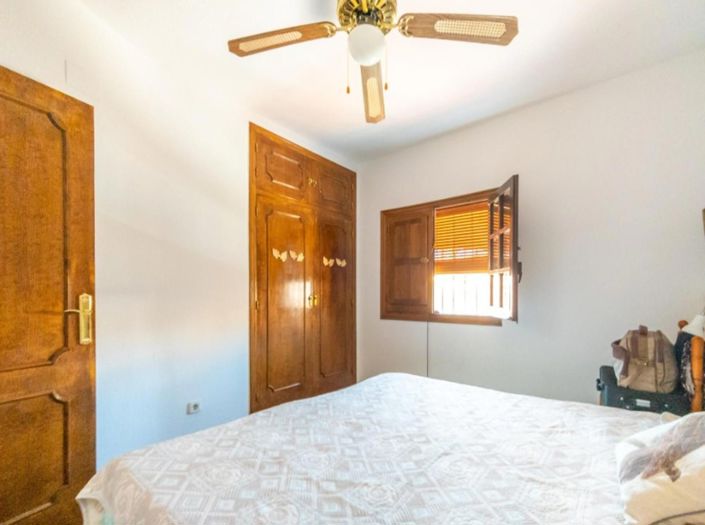 Image No.17-3 Bed House for sale