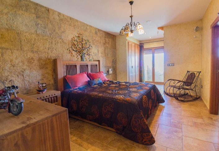 Image No.12-8 Bed Villa for sale