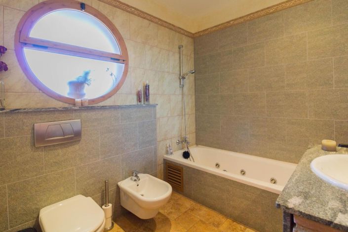 Image No.16-8 Bed Villa for sale