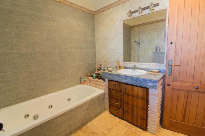 Image No.17-8 Bed Villa for sale