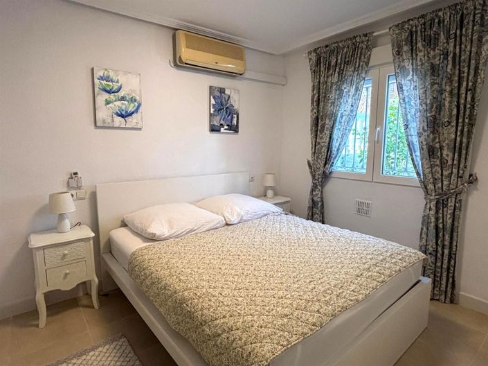 Image No.15-3 Bed House for sale