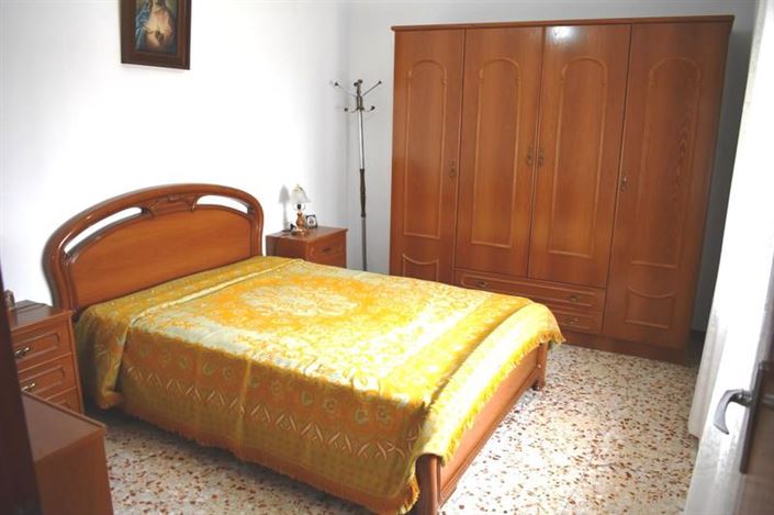 Image No.4-4 Bed Property for sale