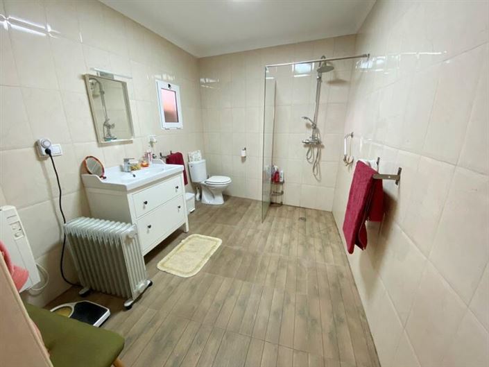 Image No.17-5 Bed Property for sale